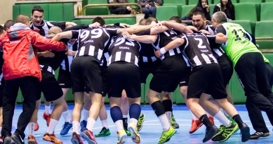 Хандбалният отбор на Локомотив (Варна) продължава наказателната си акция в