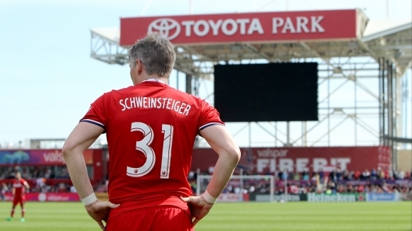 Германският халф Бастиан Швайнщайгер удължи договора си с американския Чикаго