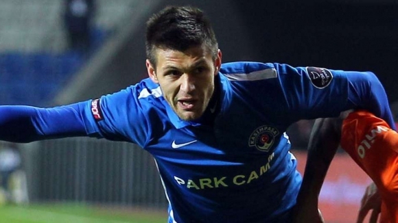 Десният защитник на българския национален отбор Страхил Попов прави един