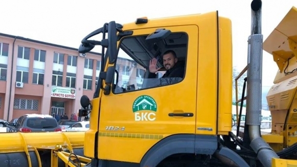 Нападателят на Ботев Враца Валери Божинов подкара снегорин с което