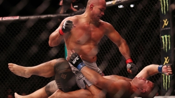 Бившият шампион на UFC в тежка категория Жуниор дос Сантос