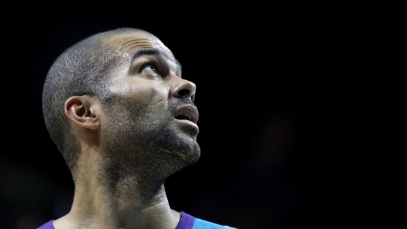 Тони Паркър даде пет асистенции при загубата на Шарлът Хорнетс