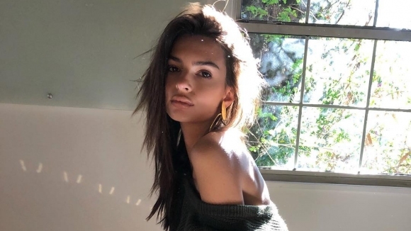 Горещата Емили Ратайковски изглежда вече няма търпение да посрещне Дядо