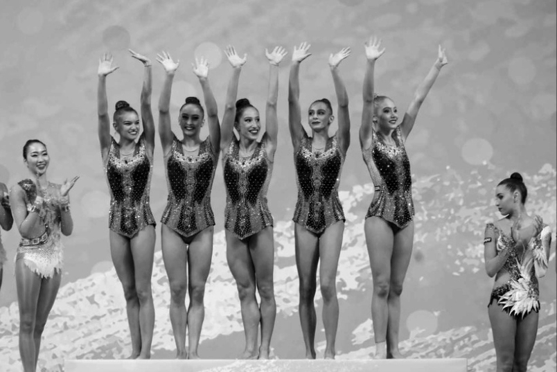 Момичетата от националния ансамбъл по художествена гимнастика за жени попаднаха