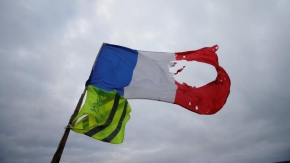 Започналите антиправителствени протести във Франция продължават да отлагат мачове от