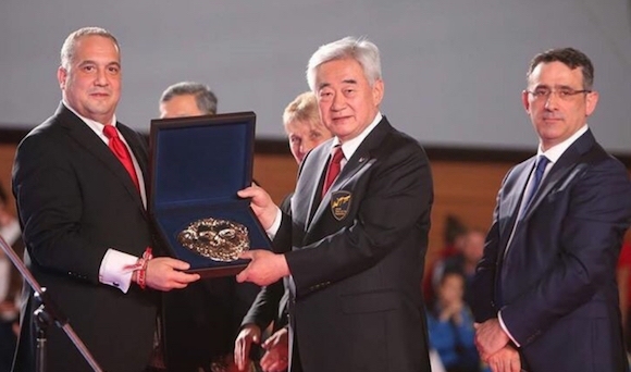 На извънредно заседание което приключи късно снощи на най отбраните членове