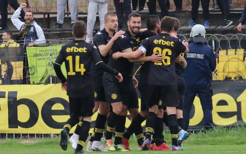 Освободени са 12 футболисти от третодивизионния Миньор Перник съобщи на