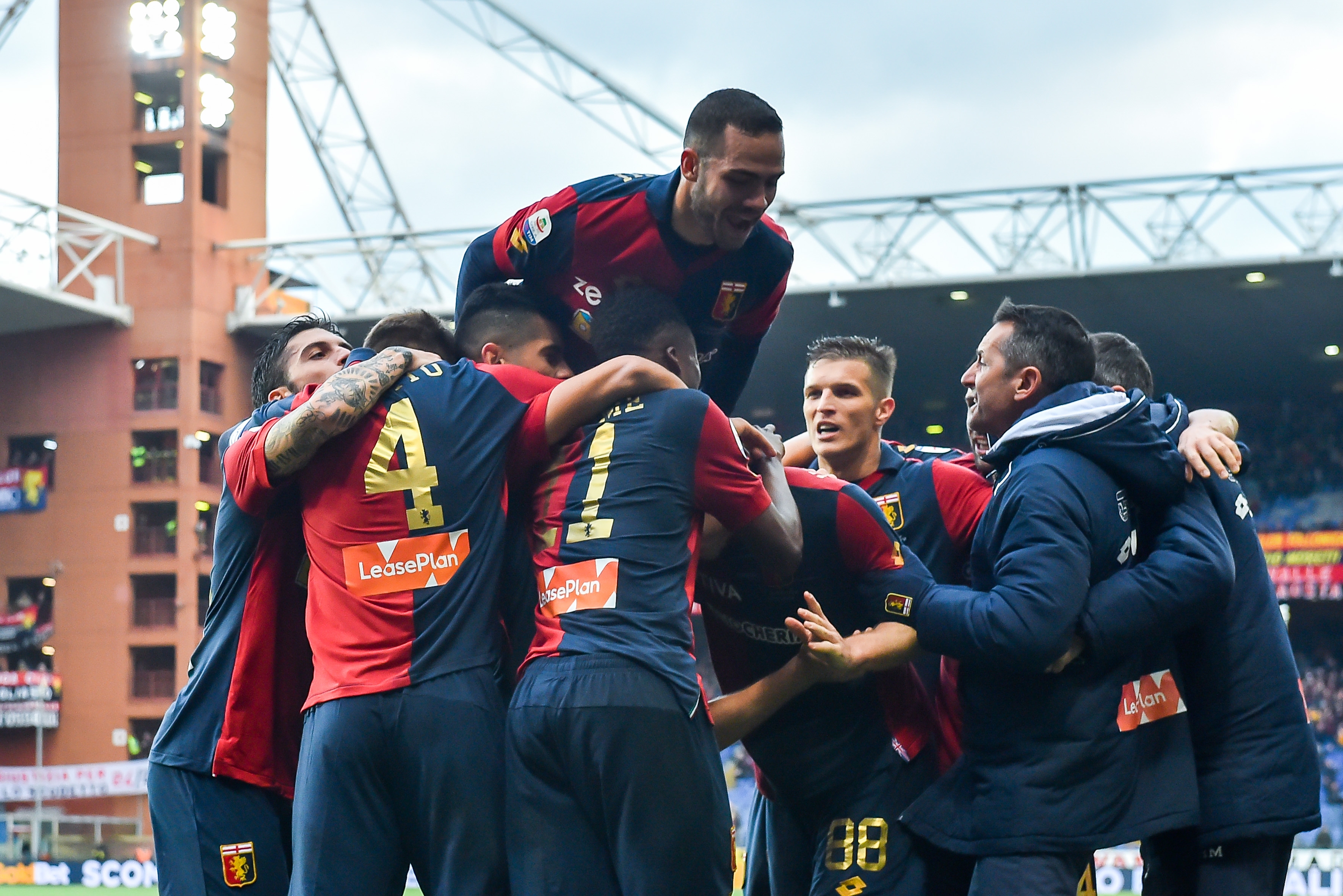 Полският нападател на Дженоа Кшищоф Пьонтек и сръбският халф Дарко