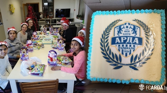 Фенклубът на Арда Кърджали зарадва децата от Центъра за настаняване от