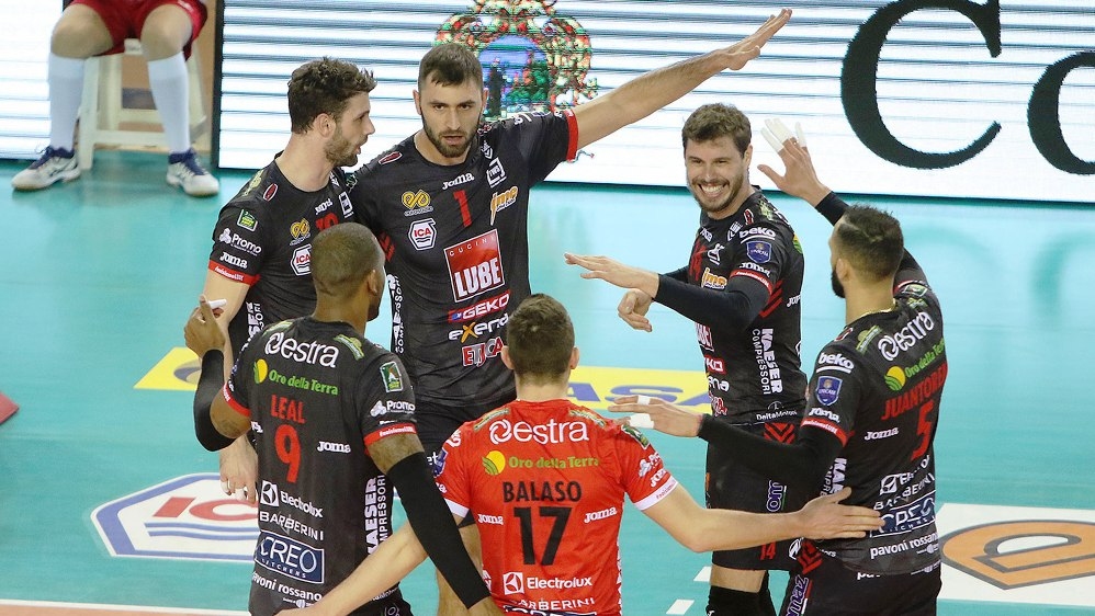 Волейболният национал Цветан Соколов и неговият Кучине Лубе Чивитанова записаха