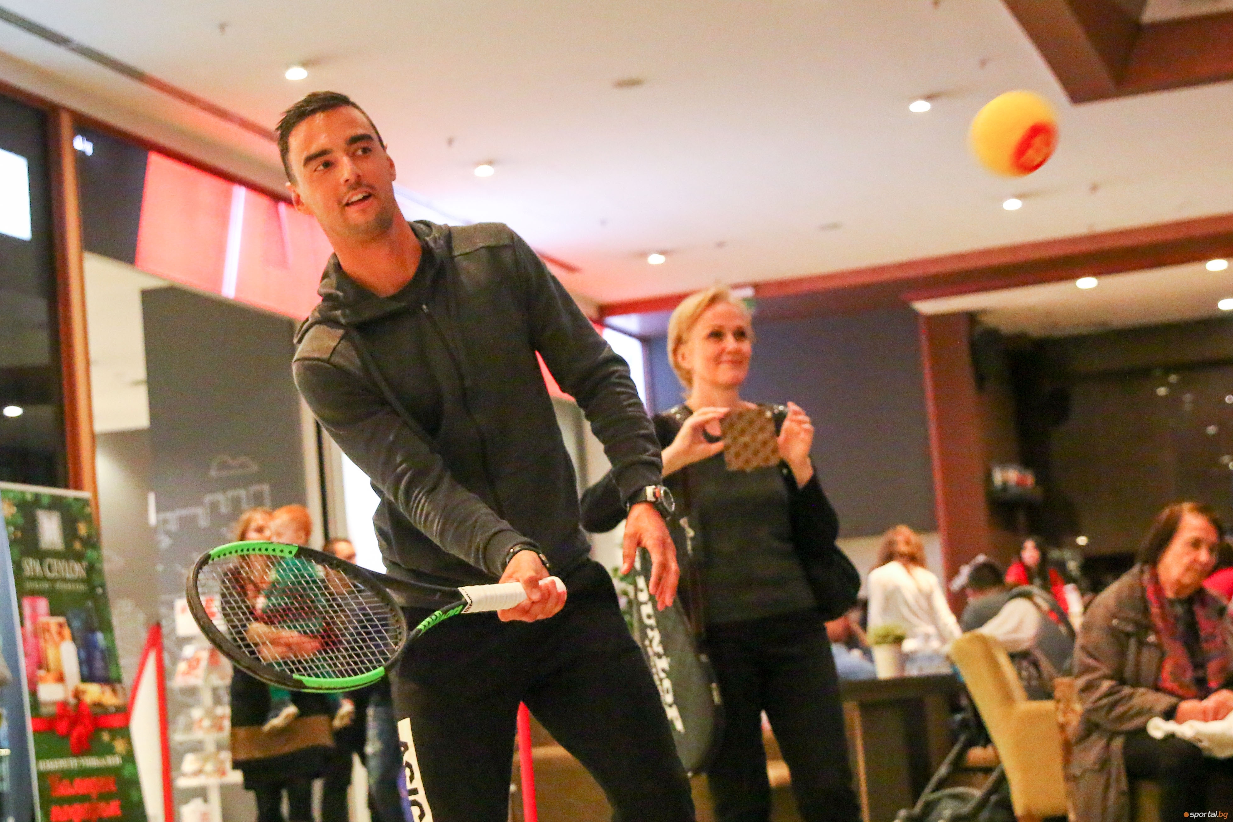 Втората ракета на България Димитър Кузманов участва в рекламно събитие