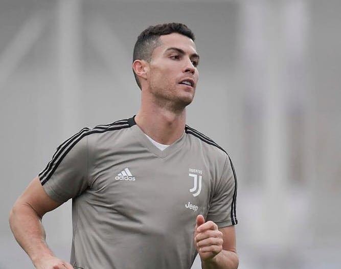 Звездата на Ювентус Кристиано Роналдо даде пример на по младите си