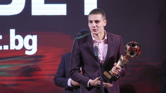 Младият футболист на ЦСКА София Валентин Антов получи наградата за най проспериращ