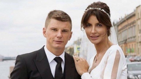 Бившият футболист на Арсенал Андрей Аршавин и съпругата му Алиса