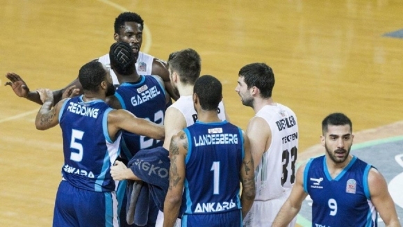 Дербито на четиринадесетия кръг в турската баскетболна Суперлига завърши с
