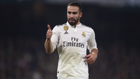 Десният защитник на Реал Мадрид Дани Карвахал използва чертежите и