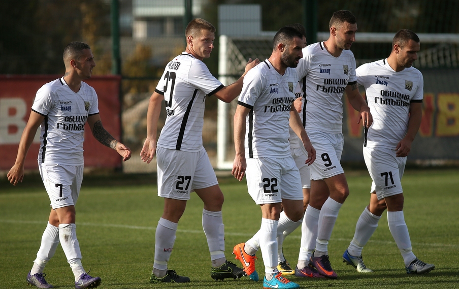 Двама футболисти от есенния състав на Ботев Гълъбово напуснаха отбора