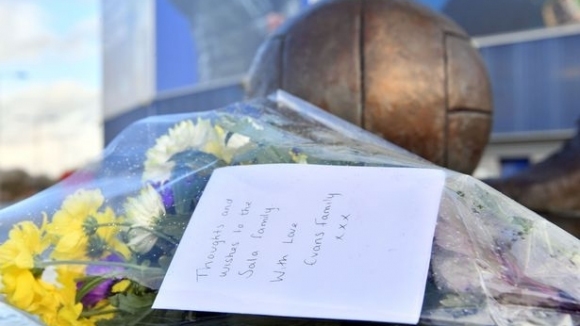 Феновете на Кардиф Сити започнаха да оставят цветя окуражителни съобщения