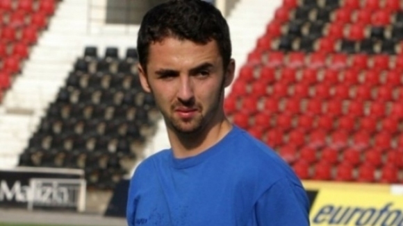 Българският атакуващ полузащитник и бивш юношески национал Георги Чакъров подписа