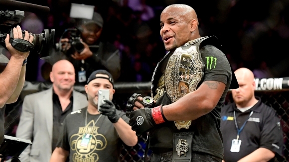 Шампионът в тежка категория на UFC Даниел Кормие защити титлата