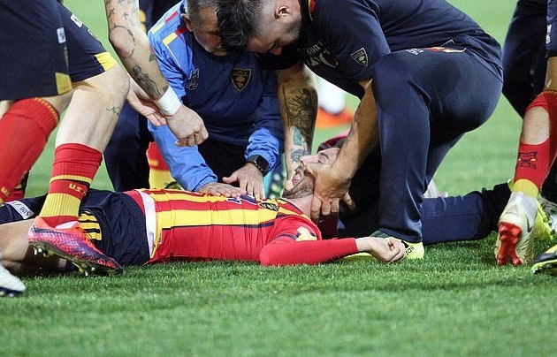 Пострадалият футболист на Лече Мануел Скавоне е извадил късмет и