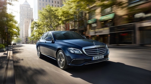 Борбата за надмощие при големите луксозни седани винаги е била