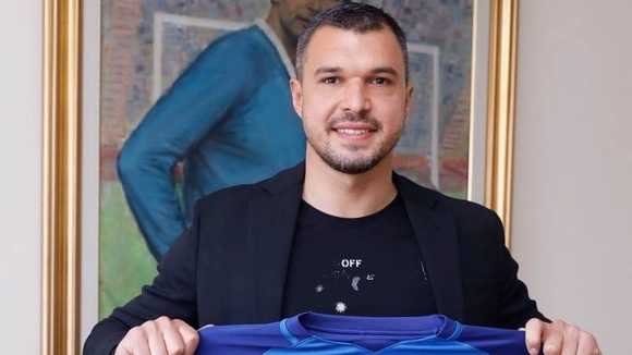 Новият нападател на Левски Валери Божинов подписа със сините за