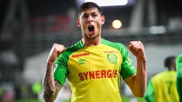 Германският полузащитник на Арсенал Месут Йозил беше сред първите които