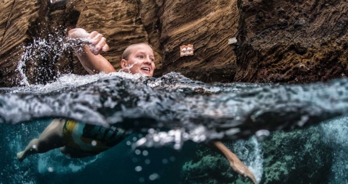 Звездата на женските височинни скокове във вода Рианан Ифланд стана