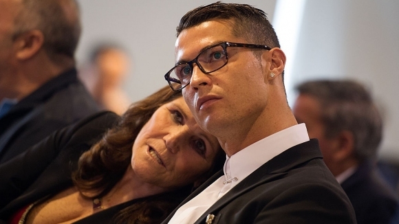 Долорес Авейро, майката на португалската суперзвезда Кристиано Роналдо, отново води