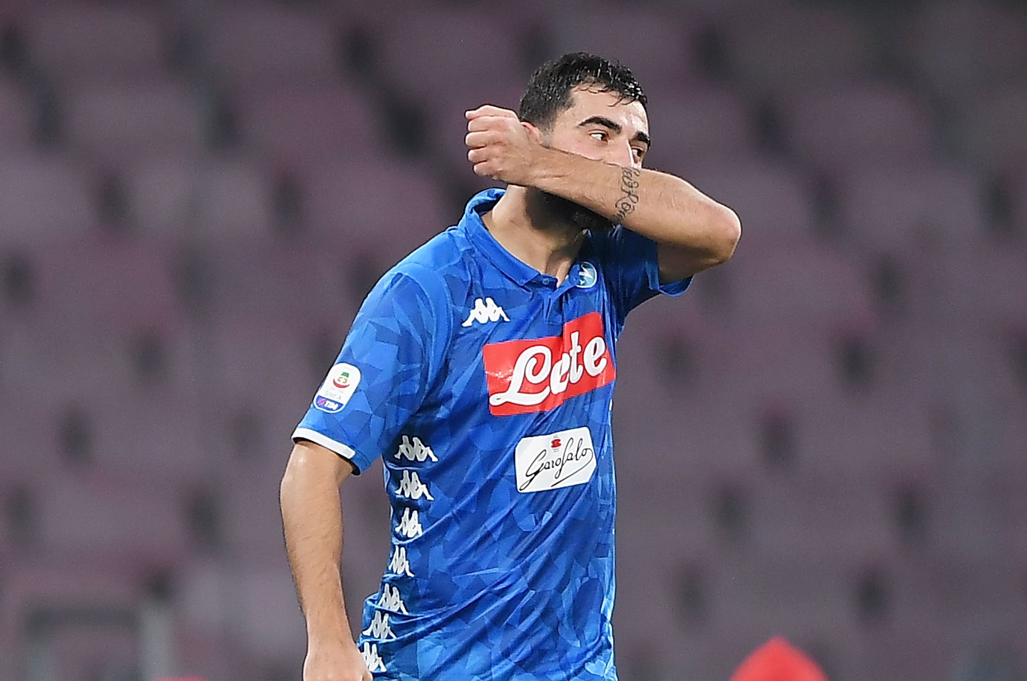 Защитникът на Наполи Раул Албиол претърпя операция на коляното в