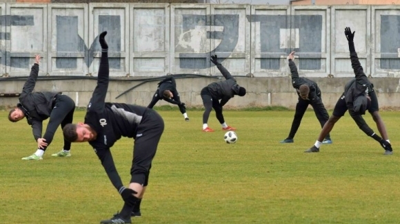 Представителният отбор на Локомотив (Пловдив) поднови тренировки на българска земя.