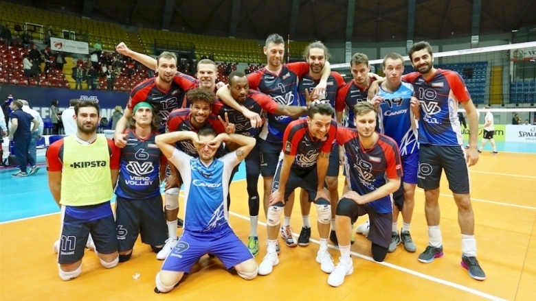 Капитанът на националния ни волейболен отбор Виктор Йосифов и неговият