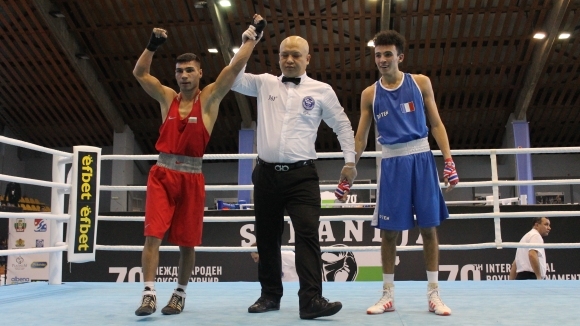 Даниел Асенов се класира за полуфиналите в категория до 52