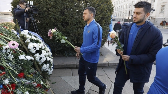 Играчите на Левски поднесоха венци и цветя на паметника на