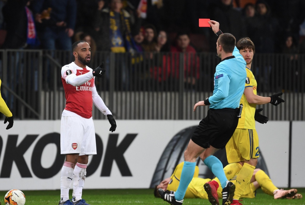 Нападателят на Арсенал Александре Лаказет беше санкциониран за 3 мача