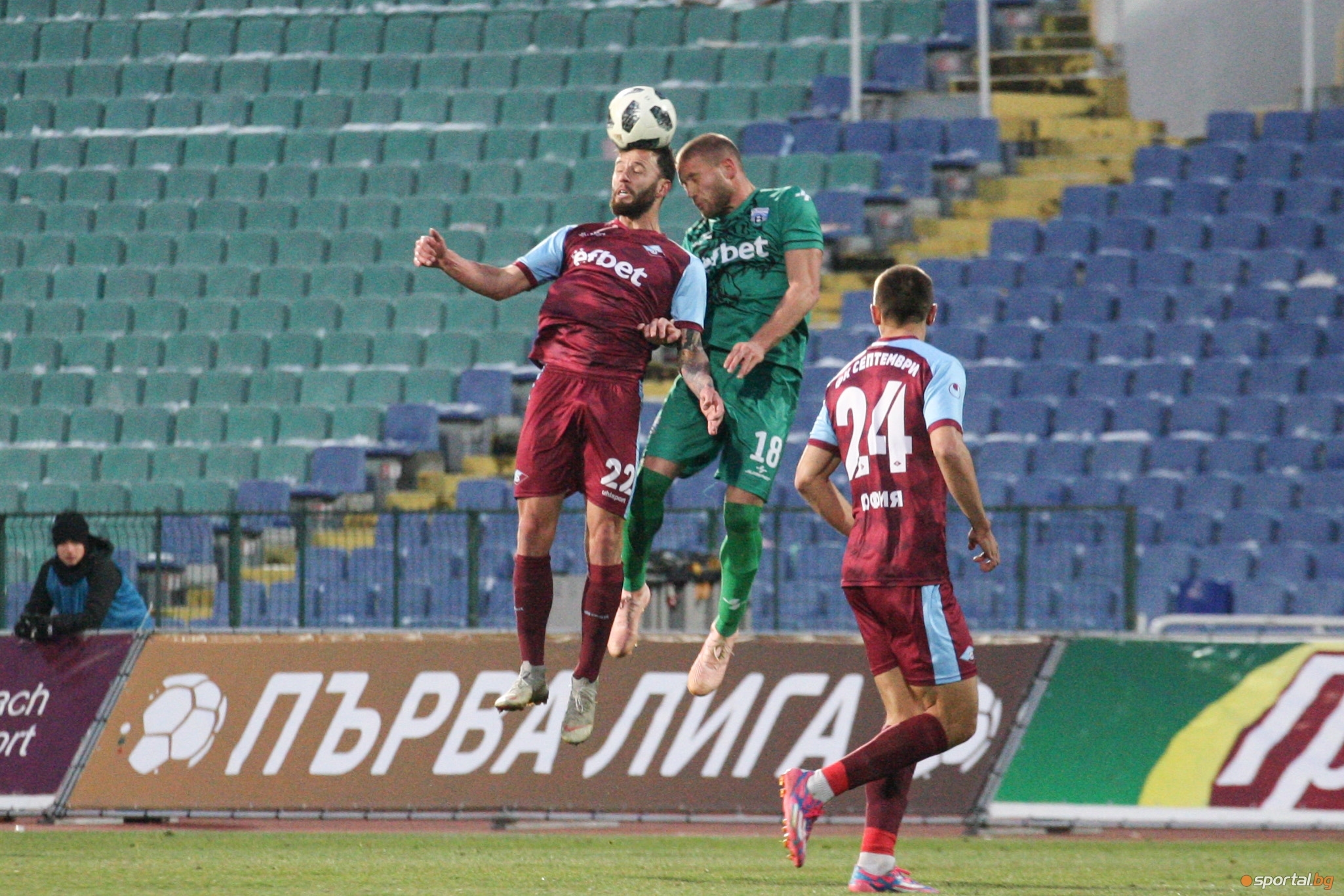 Отборите на Септември (София) и Витоша (Бистрица) играят при 0:0