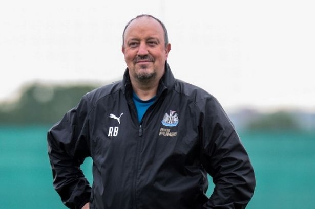 Рафаел Бенитес грабна един репортер за яката провря си ръката