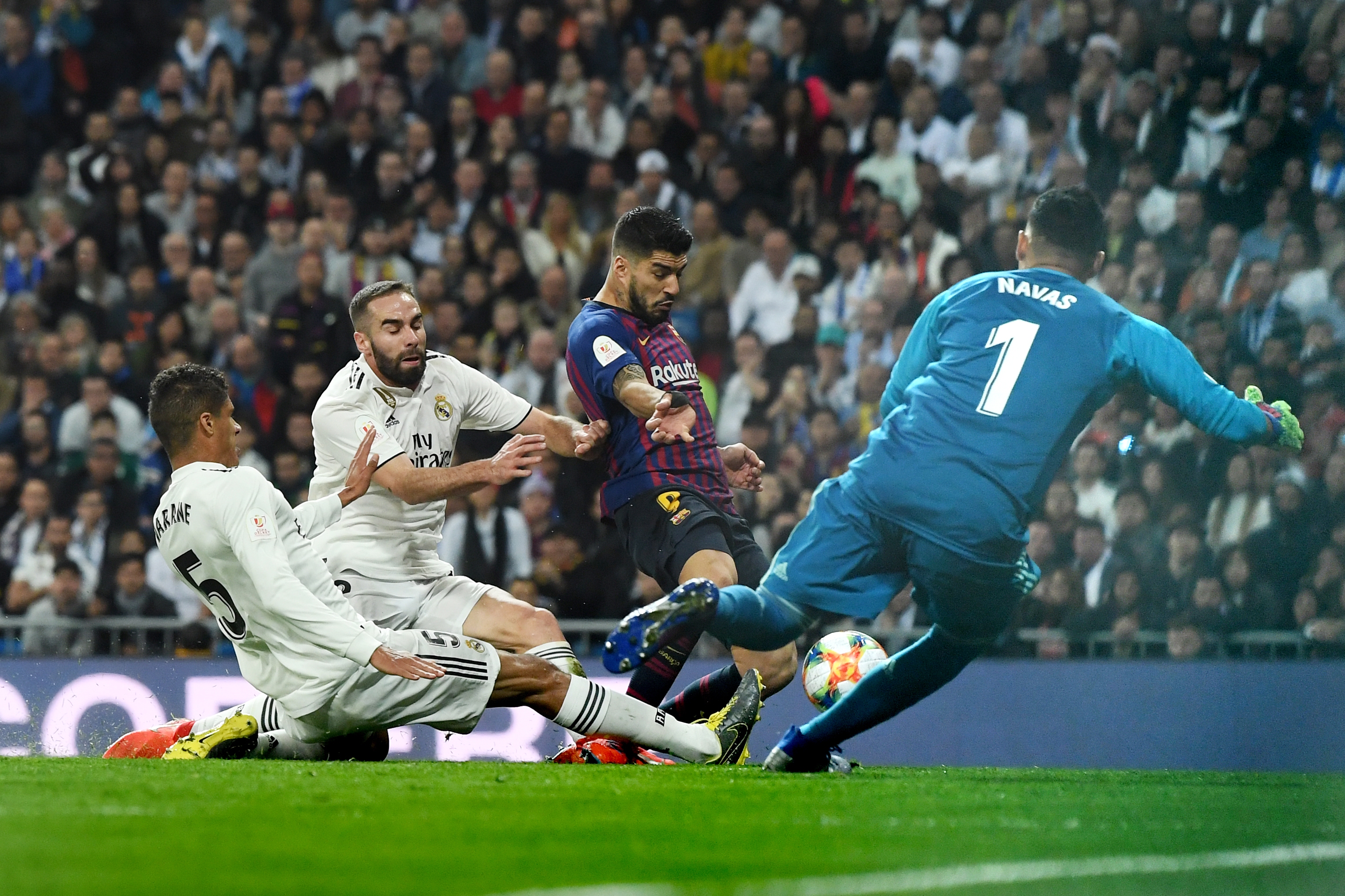 Защитникът на Реал Мадрид Рафаел Варан пораженията на коляното си