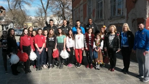 Баскетболисти на Академик Бултекс 99 зарадваха децата от СУ „Любен