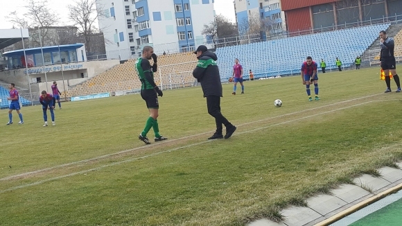 Лидерът в Югоизточната Трета лига Нефтохимик спечели с 2 0 домакинството