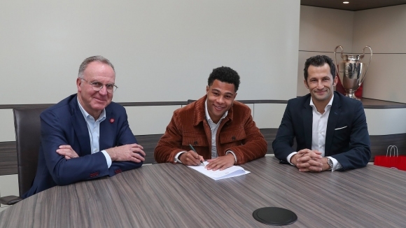Офанзивният футболист на Байерн (Мюнхен) Серж Гнабри сложи подписа си