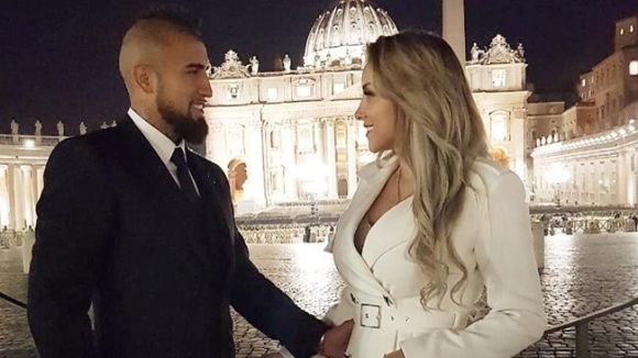 Футболистът на Барселона Артуро Видал се развежда Той и съпругата