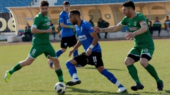 Трета поредна победа извоюва Нефтохимик от подновяването на първенството Момчетата