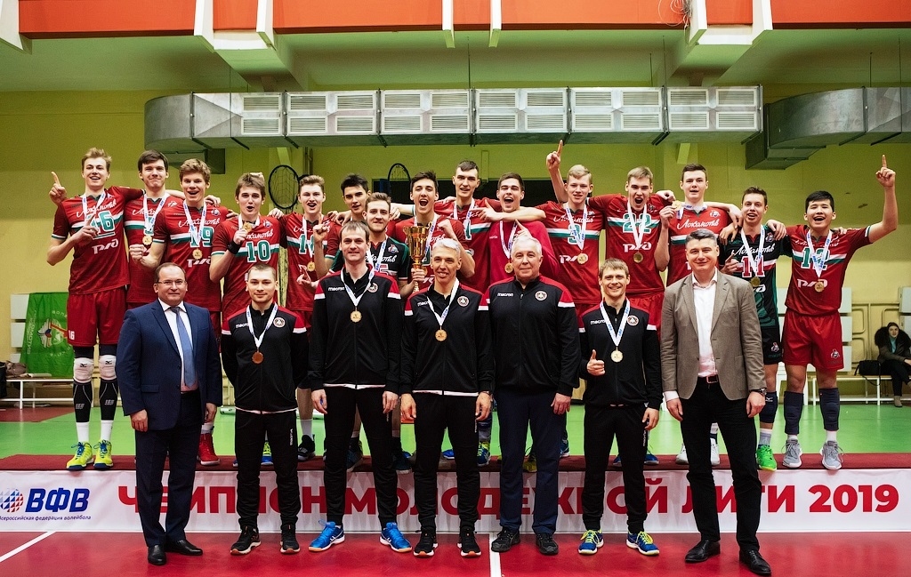 Волейболният отбор на Локомотив ЦИВС Новосибирск който е воден от българският