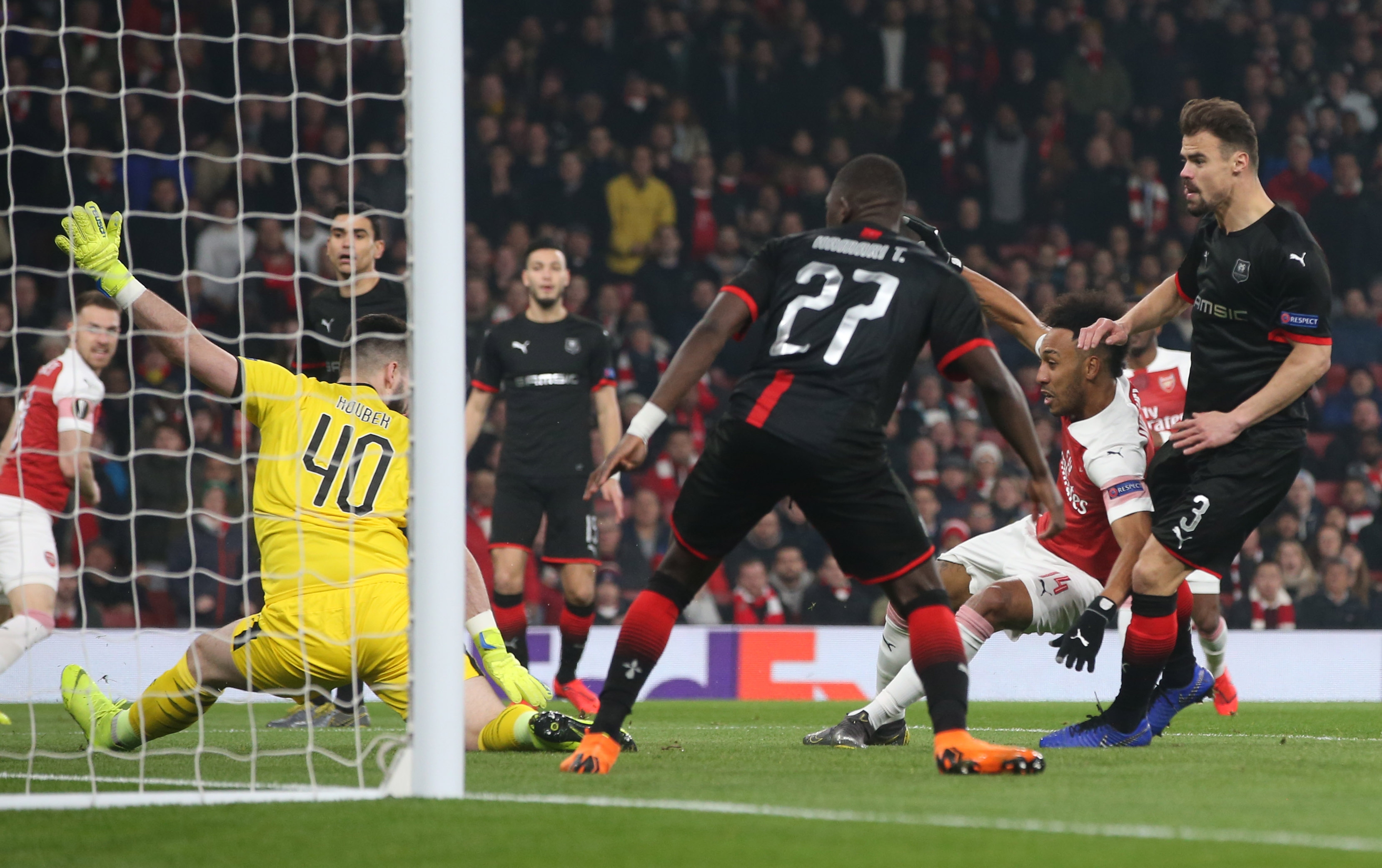 Арсенал има тежката задача да заличава два гола пасив срещу