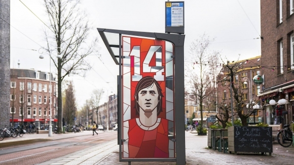 Ден преди годишнината от смъртта на Йохан Кройф улиците на