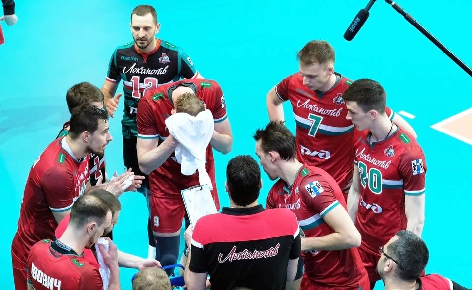 Волейболният отбор на Локомотив Новосибирск който е воден от Пламен