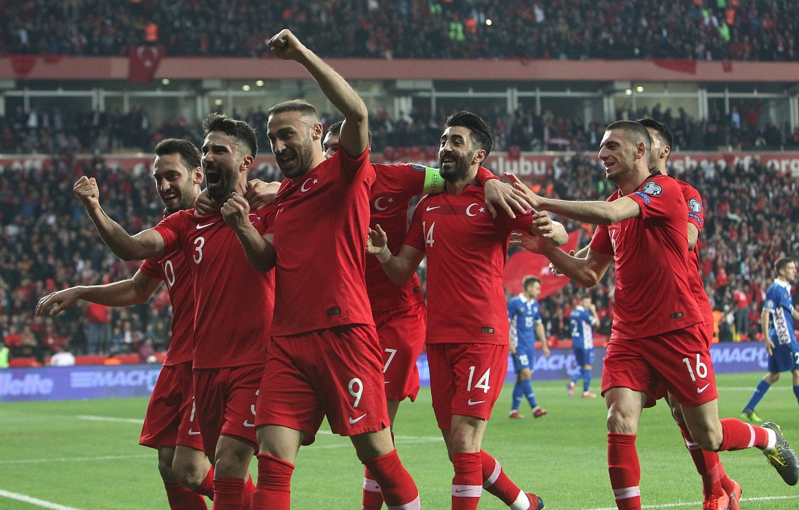 Турция събра максималните 6 точки от първите си две европейски