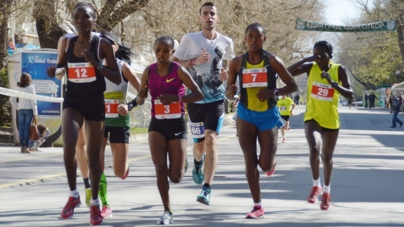 Екстравагантен канадец с австралийски паспорт ще бяга утре на Маратон